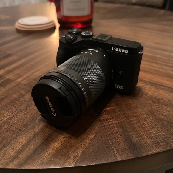Cannon eos m6 mark II with 18-150 mm lens - Picture 1 of 2